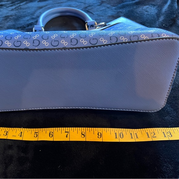 New Guess Handbag Blue/White. 2 handles. Zippered closure. Lots of pockets. - Picture 2 of 12